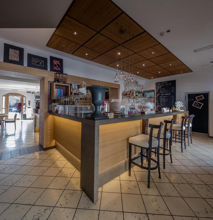 Albergo Caffe Centrale Mezzocorona Exterior foto